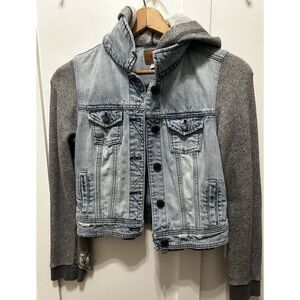 American Eagle Juniors sz.‎ M soft sleeve hooded jean jacket. Cute, comfortable